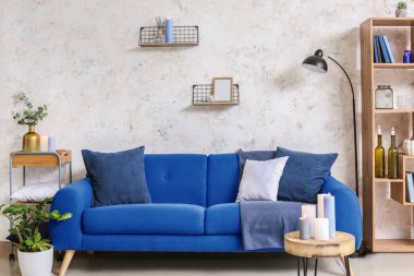 Mavi kanepeli modern oturma odasının içi.  