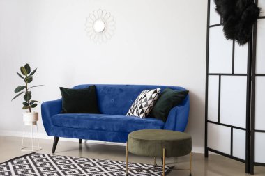 Mavi kanepeli modern bir oda.