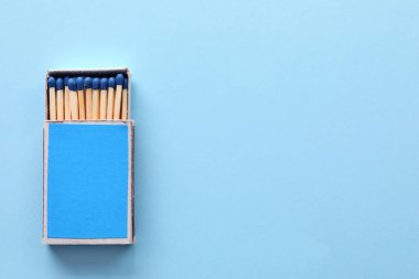 Renk arkaplanında kibrit kutusu