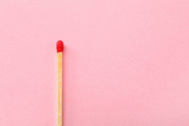 Renk arkaplanındaki ahşap eşleşme