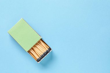 Renk arkaplanında kibrit kutusu