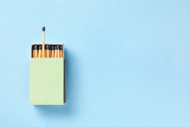 Renkli arka planda kibrit kutusu. Eşsizlik kavramı