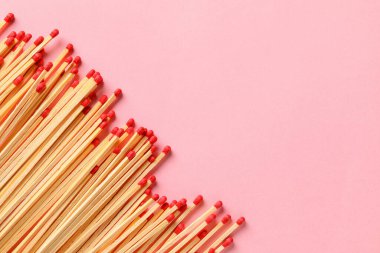 Renk arkaplanında birçok ahşap eşleşme