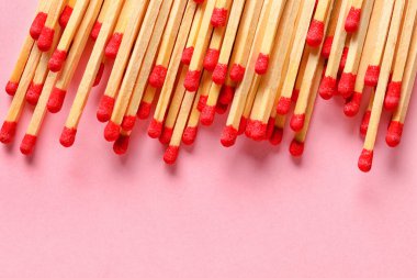 Renk arkaplanında birçok ahşap eşleşme