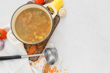 Hafif arka planda lezzetli çorba ve sebzeli tencere.