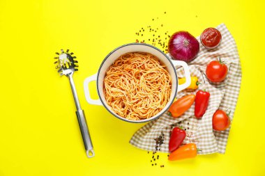 Arka planda makarna ve sebzeli tencere pişirme