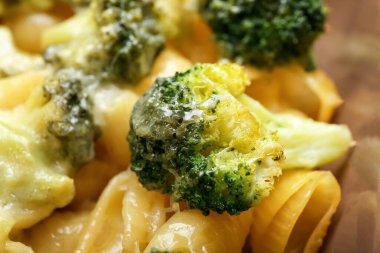 Brokoli ve peynirli lezzetli makarna, yakın plan.
