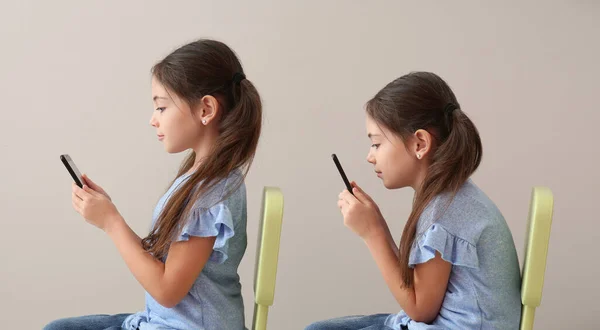 Menina Com Postura Ruim Adequada Usando Telefone Celular Fundo Cinza — Fotografia de Stock
