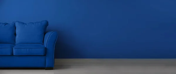 Stylish Blue Sofa Color Wall — Stock Photo, Image