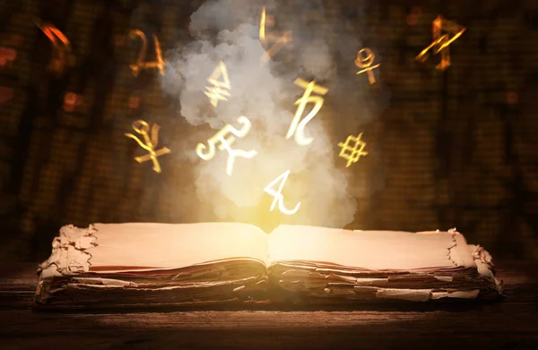 Oude Boek Alchemische Symbolen Donkere Achtergrond — Stockfoto
