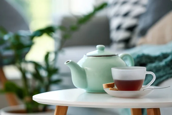 Teekanne Und Tasse Auf Dem Tisch Zimmer — Stockfoto