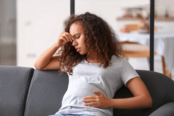 Mujer Afro Americana Embarazada Estresada Casa —  Fotos de Stock