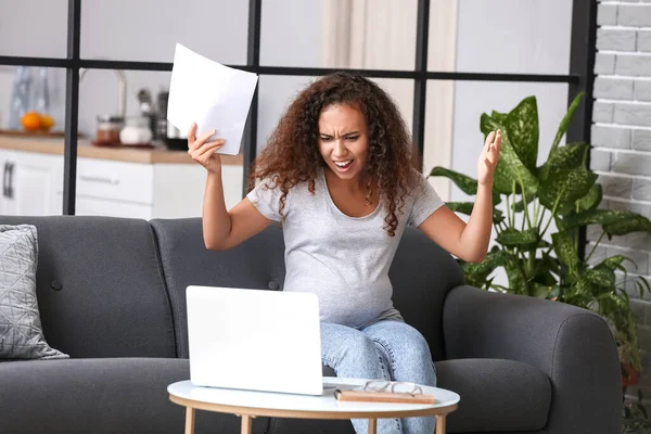 Stressed Pregnant African American Woman Laptop Home — Stock Photo, Image
