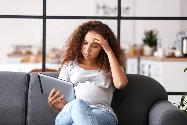 Donna Afro Americana Incinta Stressata Con Tablet Casa — Foto Stock