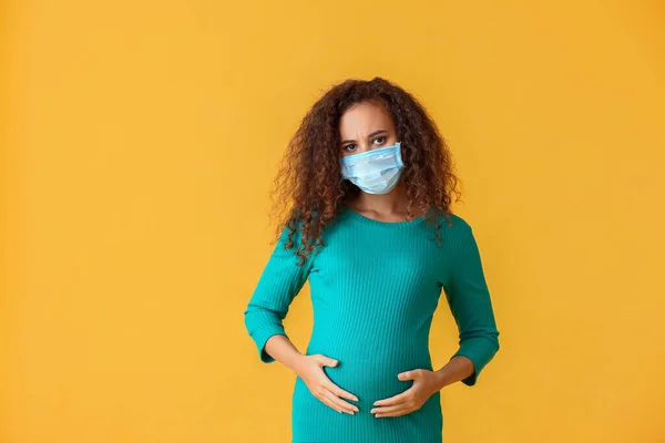 Estressado Mulher Afro Americana Grávida Máscara Médica Fundo Cor — Fotografia de Stock