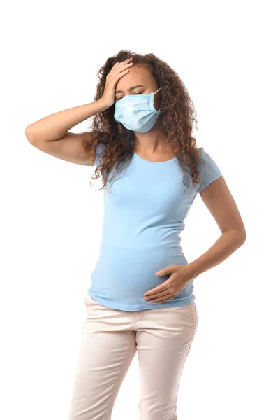 ストレスを受けた妊婦アフリカ系アメリカ人女性白地の医療マスク — ストック写真