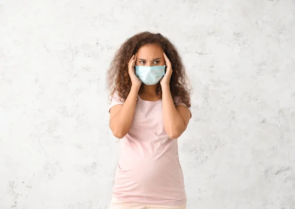 Estressado Mulher Afro Americana Grávida Máscara Médica Fundo Grunge — Fotografia de Stock