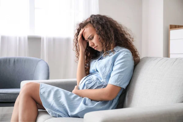 Donna Afro Americana Incinta Stressata Casa — Foto Stock