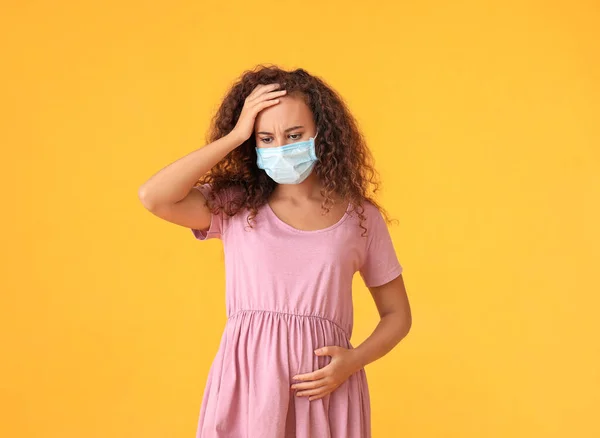 Estressado Mulher Afro Americana Grávida Máscara Médica Fundo Cor — Fotografia de Stock