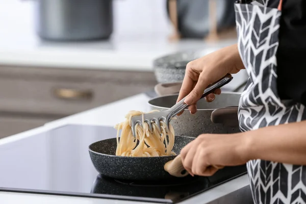 Mujer Cocinando Sabrosa Pasta Cocina —  Fotos de Stock