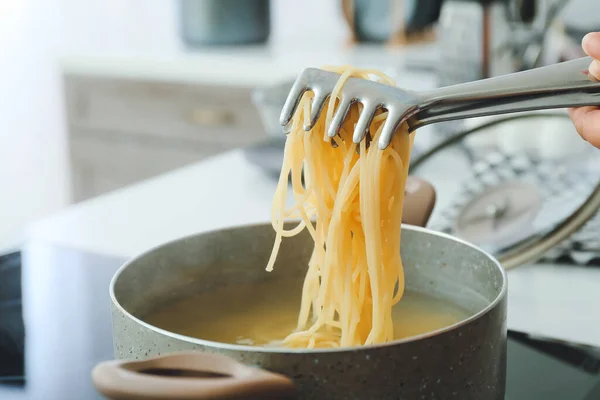 Matlagning Gryta Med Pasta Elektrisk Spis Köket — Stockfoto