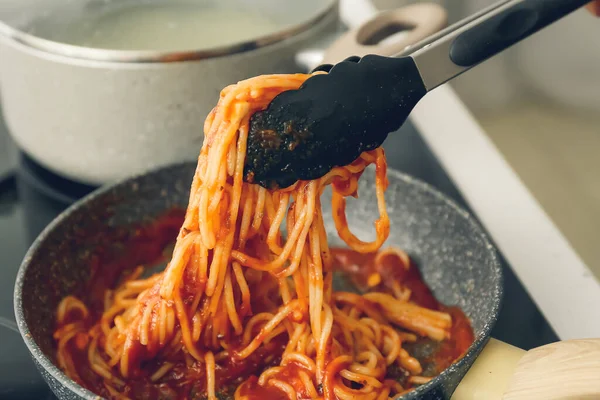 Poêle Frire Avec Savoureuses Pâtes Dans Cuisine — Photo