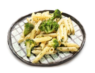 Beyaz zemin üzerinde brokoli olan lezzetli bir makarna.