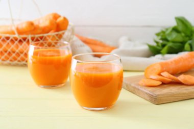 Hafif arka planda taze havuç suyu bardakları