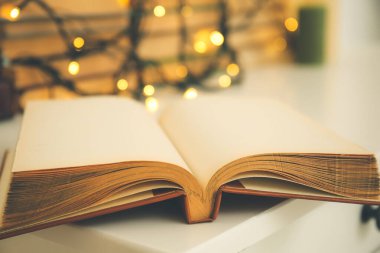 Masadaki kitap, yakın plan.