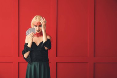 Renkli arkaplanda kartları olan falcı