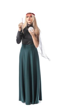 Beyaz arka planda kristal küresi ve mumu olan falcı