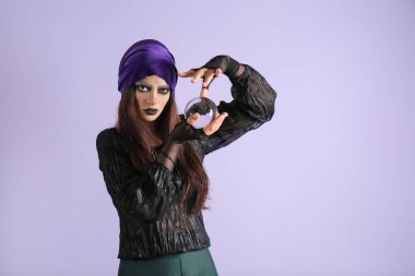 Renkli kristal küresi olan falcı