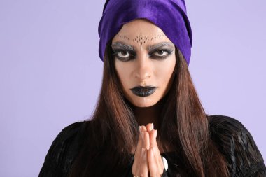 Renkli arka planda korkunç genç cadı