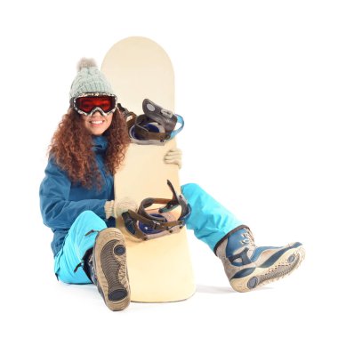 Beyaz arkaplanda kadın snowboardcu