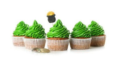 Beyaz arka planda Aziz Patrick Günü için lezzetli kekler.