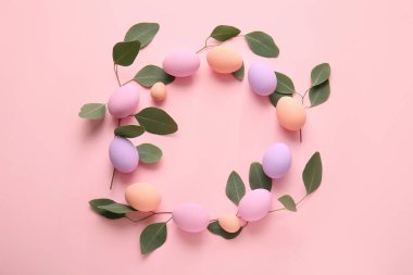 Renkli arkaplanda güzel Paskalya yumurtaları olan kompozisyon