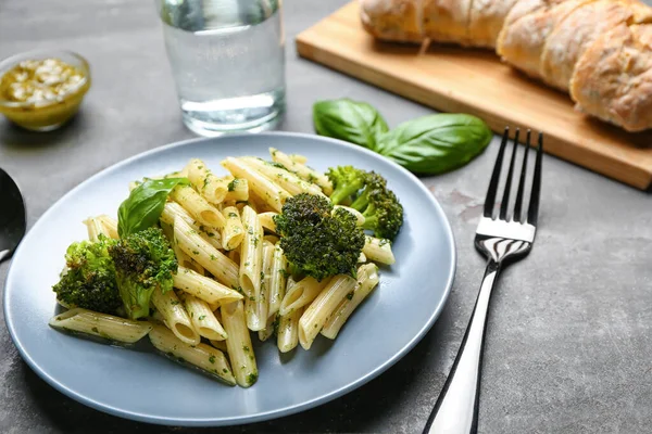 Deliciosa Pasta Con Brócoli Sobre Fondo Oscuro — Foto de Stock