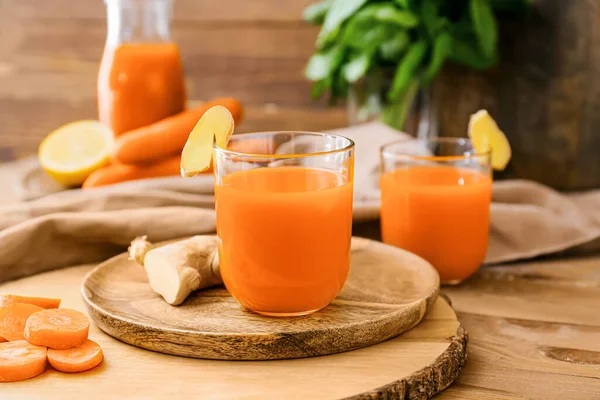 Platt Med Glas Välsmakande Morotsjuice Suddig Bakgrund — Stockfoto