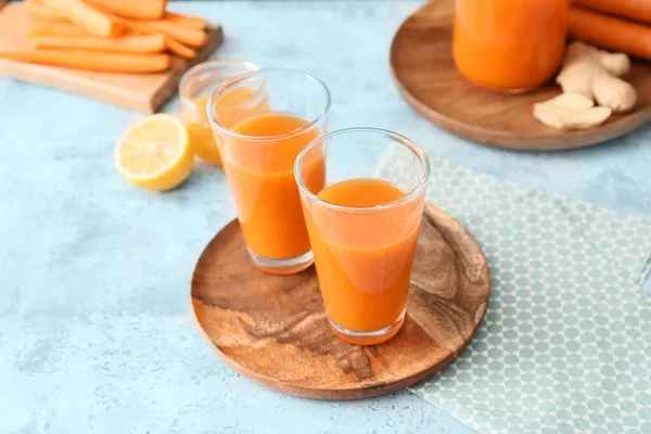 Plate Glasses Tasty Carrot Juice Color Background — Stock Photo, Image