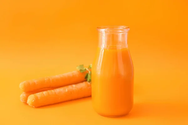 Glas Mit Leckerem Karottensaft Auf Farbigem Hintergrund — Stockfoto
