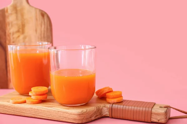 Gläser Mit Leckerem Karottensaft Auf Farbigem Hintergrund — Stockfoto