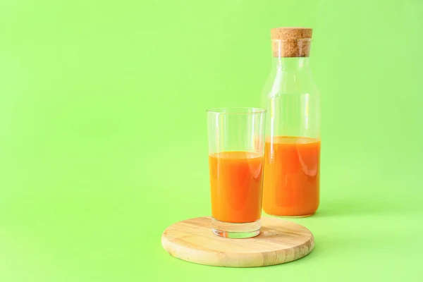 Glas Leckerer Karottensaft Auf Farbigem Hintergrund — Stockfoto