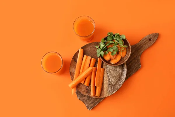 Glasses Fresh Tasty Carrot Juice Plate Sliced Carrot Color Background — Stock Photo, Image