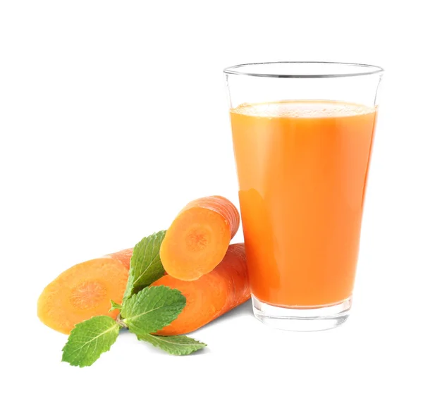 Glas Frischer Karottensaft Und Karottenscheiben Auf Weißem Hintergrund — Stockfoto