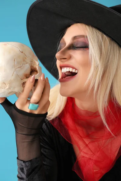 Bruja Joven Asustadiza Con Cráneo Humano Sobre Fondo Color —  Fotos de Stock