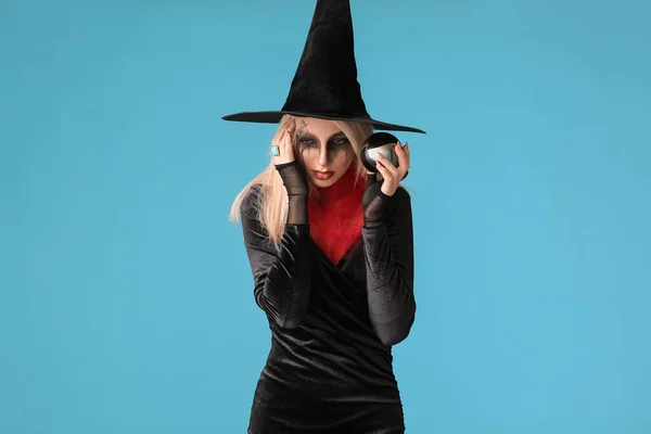 Страшная Молодая Ведьма Волшебным Шаром Цветном Фоне — стоковое фото