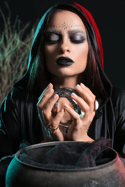 Fortune Teller Met Kristallen Bol Lezen Toekomst Donkere Achtergrond — Stockfoto