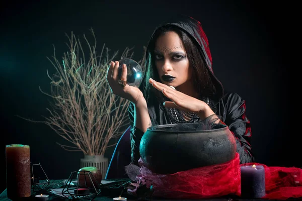 Fortune Teller Met Kristallen Bol Lezen Toekomst Donkere Achtergrond — Stockfoto