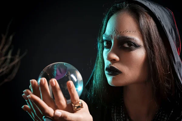 Fortune Teller Met Kristallen Bol Lezen Toekomst Donkere Achtergrond — Stockfoto