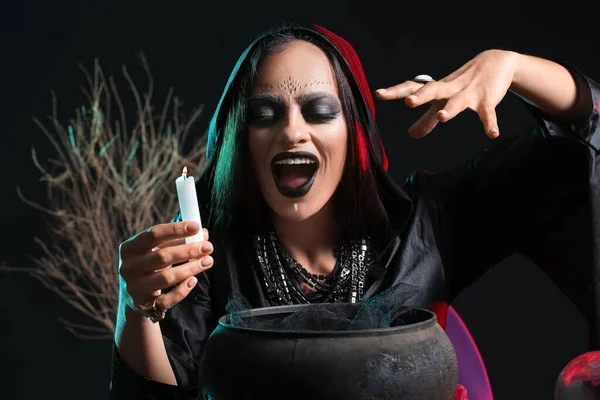 Злая Молодая Ведьма Совершает Ритуал Тёмном Фоне — стоковое фото